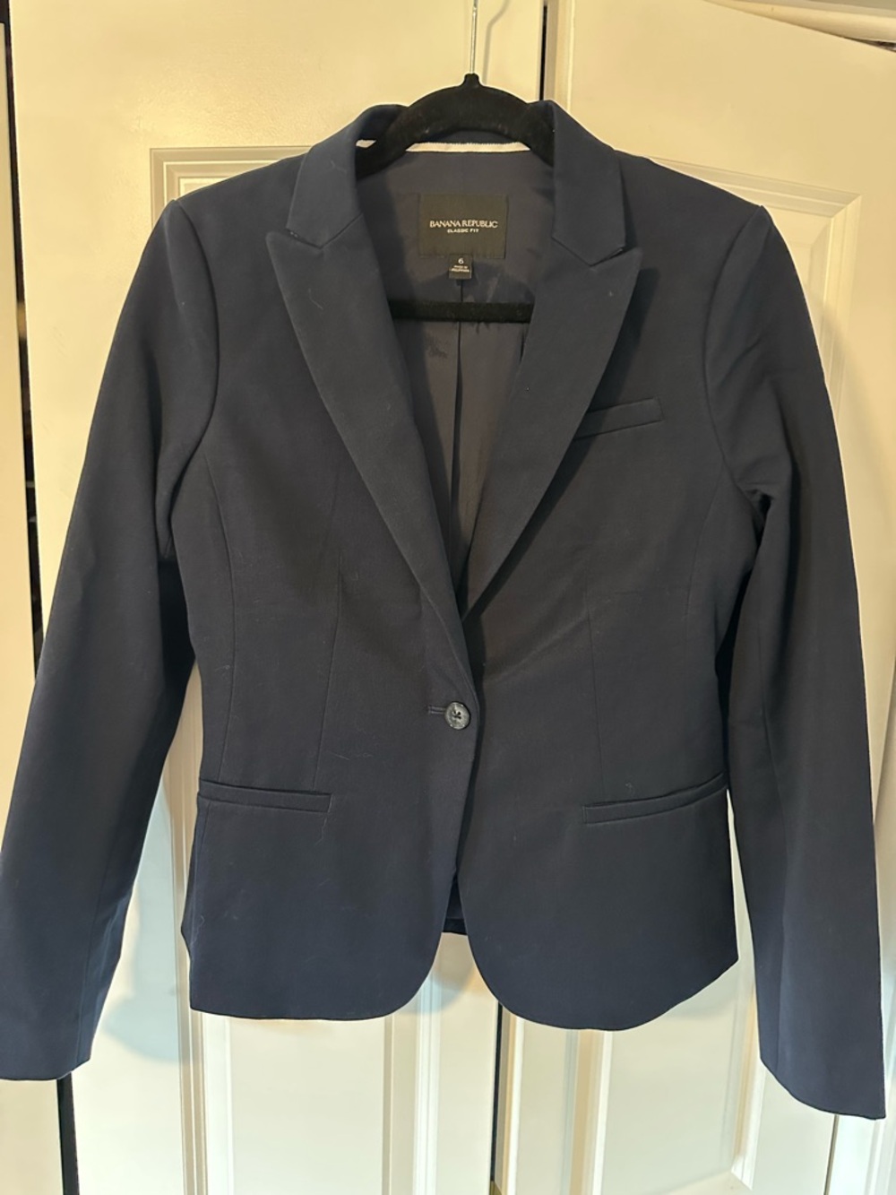 Banana Republic navy suit. Blazer size 6 pants size 6 long.